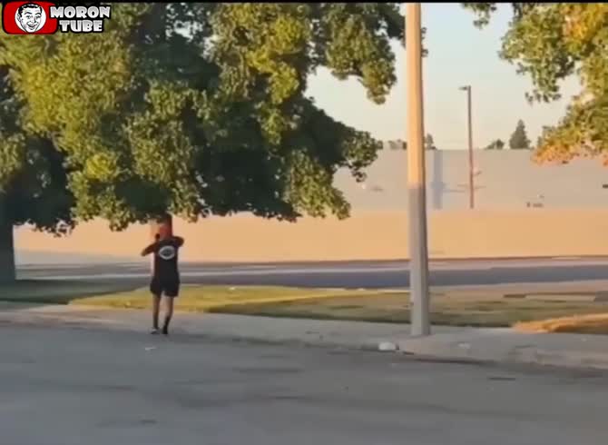 Video :Enorme - When a criminal tries to take a cameraman's phone, it doesn't work out well for him